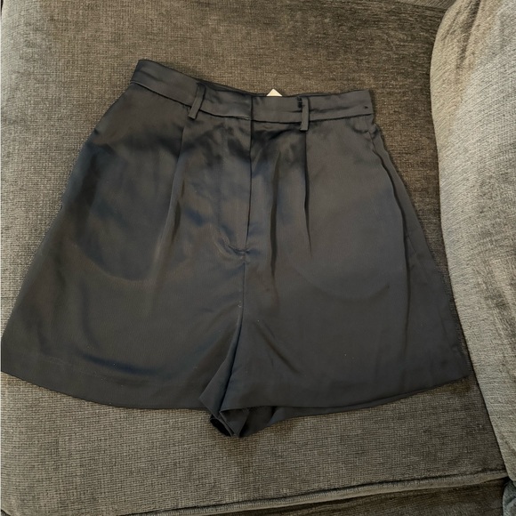 H&M Dressy Dark Blue High Waisted Shorts
Size 2 - Picture 1 of 2